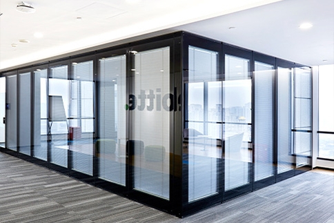 空间灵活化需求激增 移动隔音墙成办公与商用领域新宠